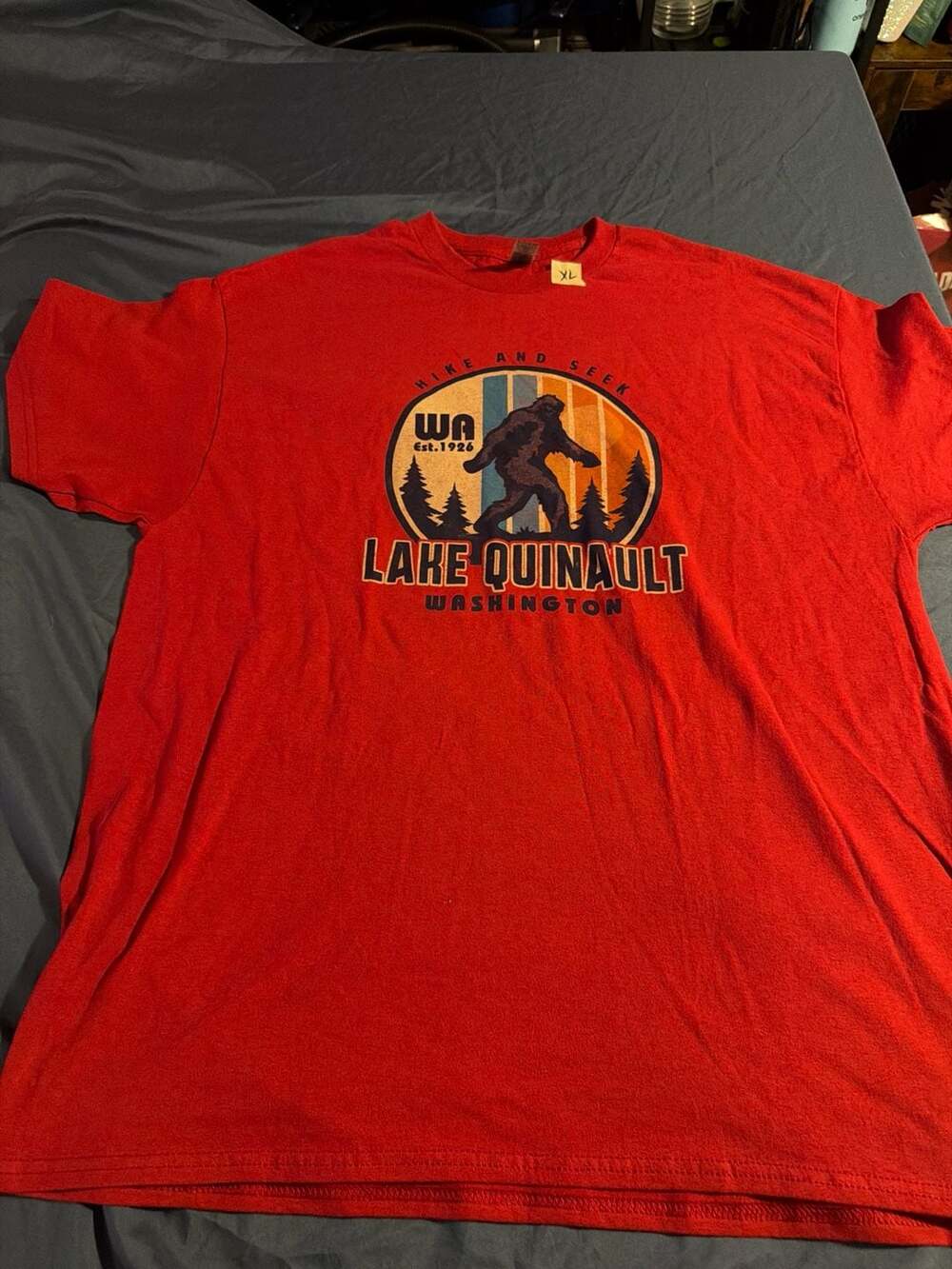 Gildan Lake Quinault Washington Bigfoot Sasquatch Graphic T-Shirt Size XL 1-0009